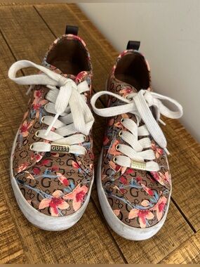 Women's Guess Goodlie Floral Coated Canvas Casual Lace-Up
Sneakers Shoes size 7M